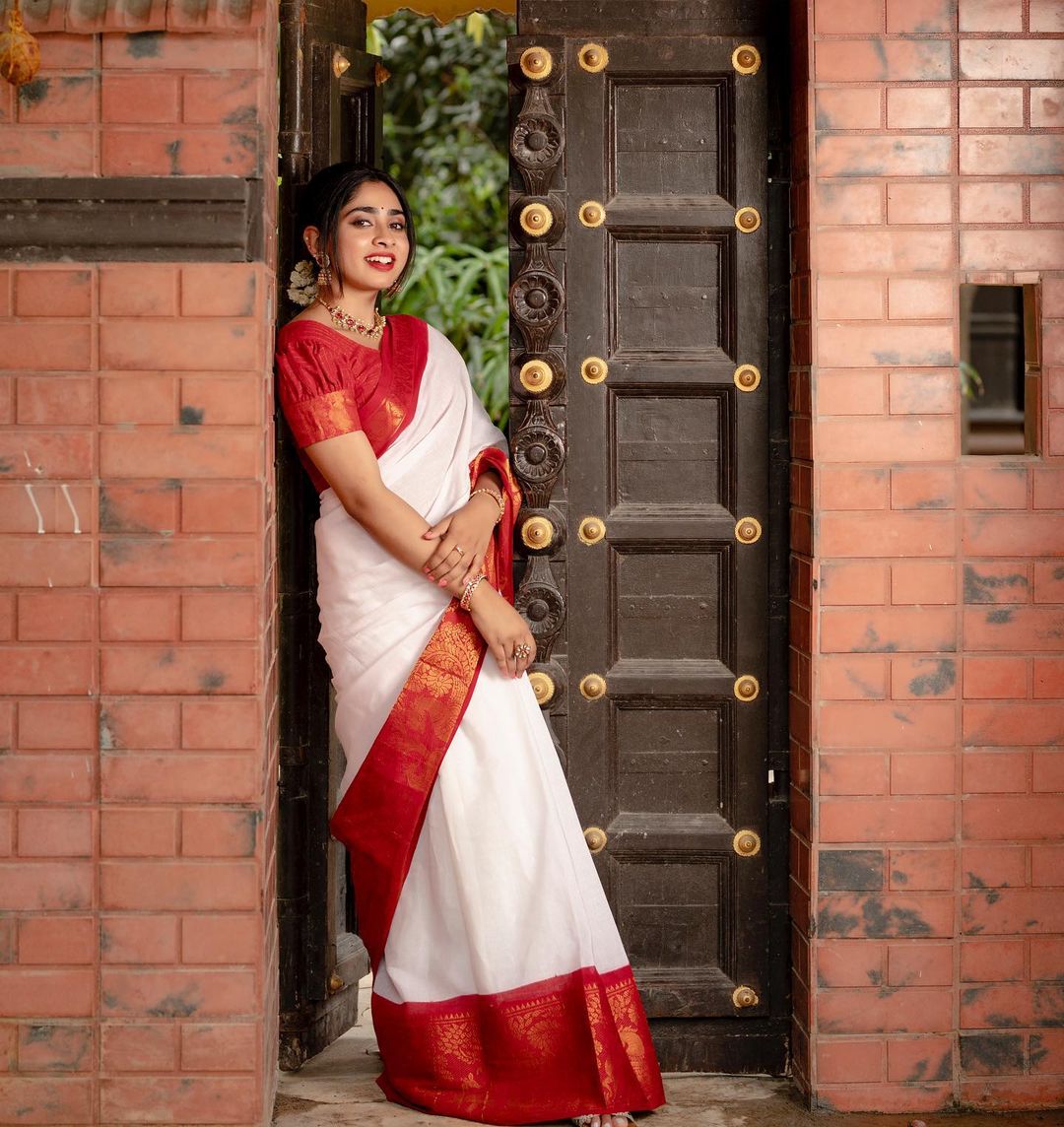 Outstanding White Soft Silk Saree With Snappy Blouse Piece