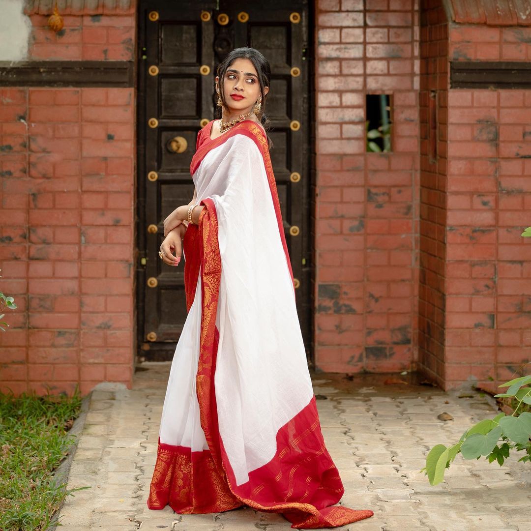 Outstanding White Soft Silk Saree With Snappy Blouse Piece