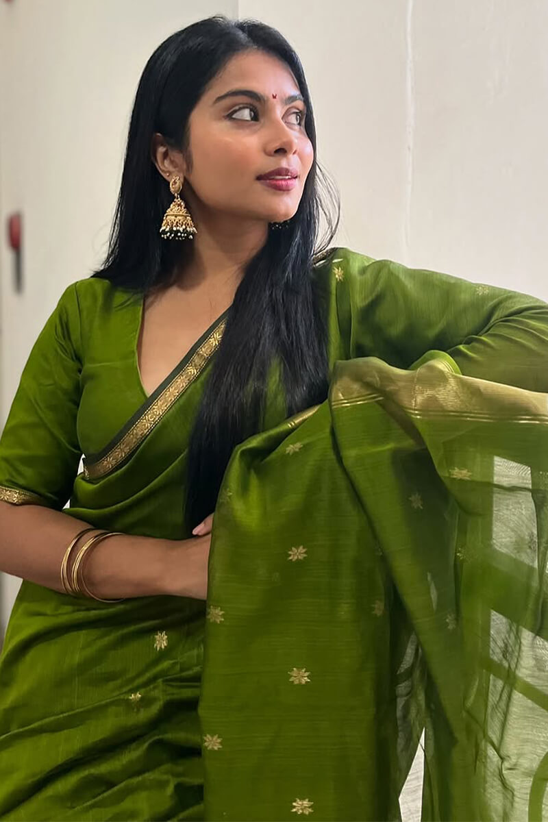 Enamoring Green Cotton Silk Saree With Snappy Blouse Piece