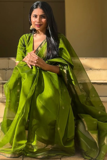 Enamoring Green Cotton Silk Saree With Snappy Blouse Piece