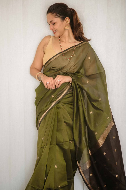 Load image into Gallery viewer, Precious Green Cotton Silk Saree With Gratifying Blouse Piece
