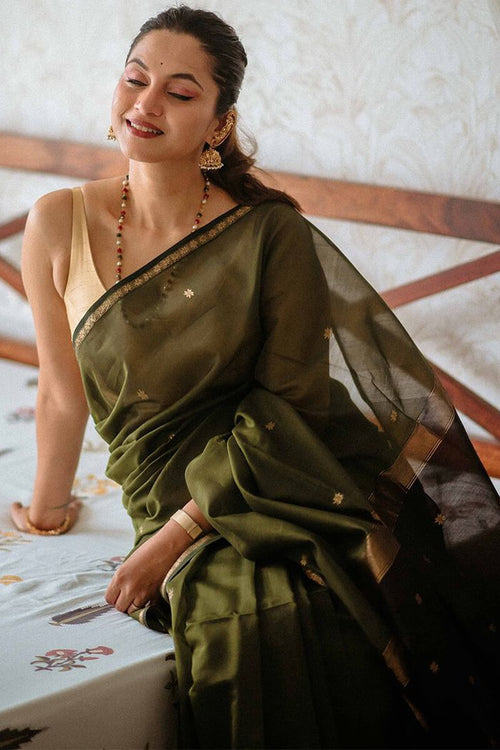 Load image into Gallery viewer, Precious Green Cotton Silk Saree With Gratifying Blouse Piece
