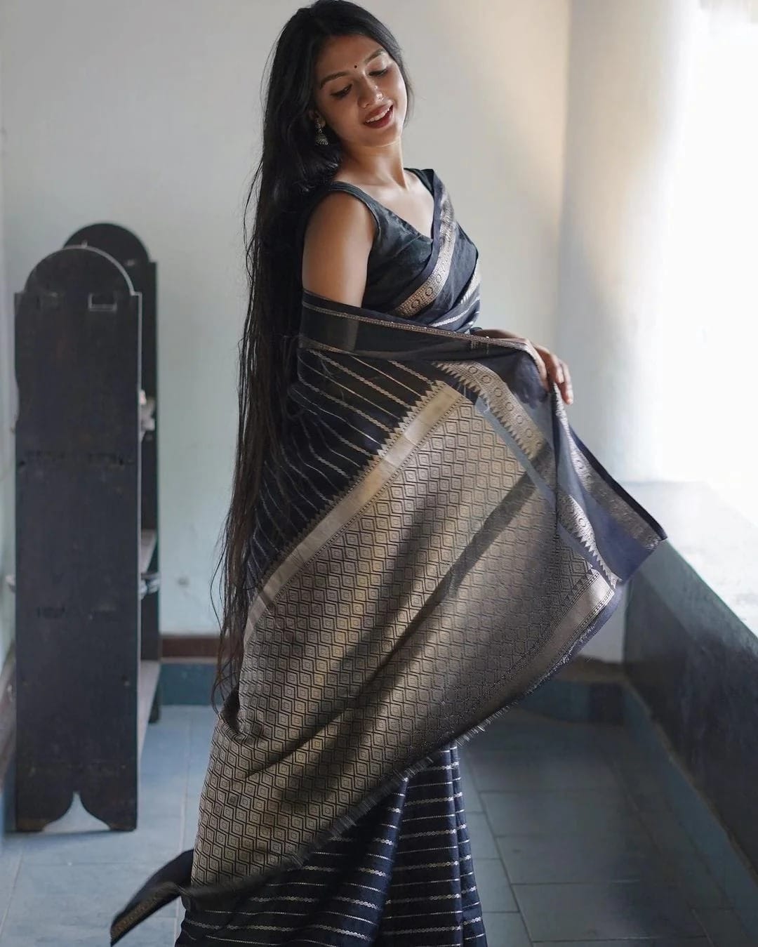 Engrossing Black Soft Banarasi Silk Saree With Flattering Blouse Piece