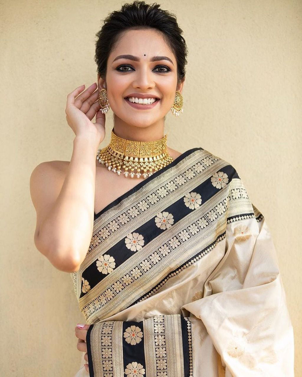 Captivating Off White Soft Silk Saree With Prominent Blouse Piece