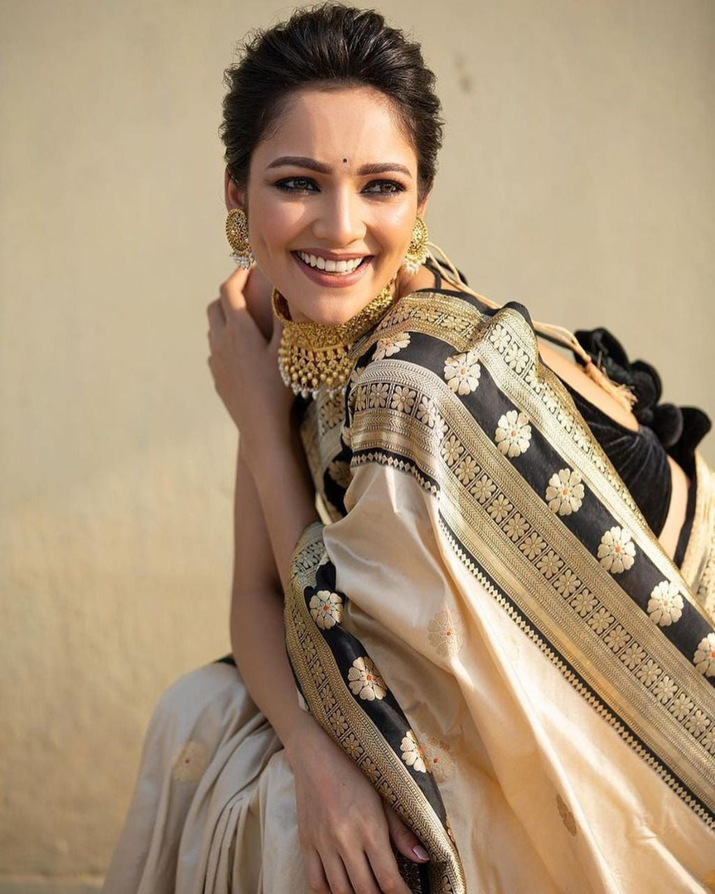 Captivating Off White Soft Silk Saree With Prominent Blouse Piece