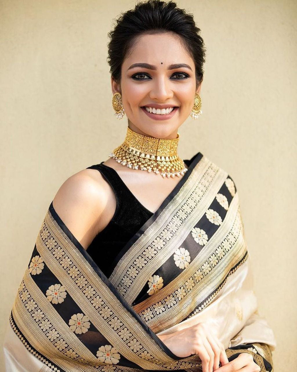 Captivating Off White Soft Silk Saree With Prominent Blouse Piece