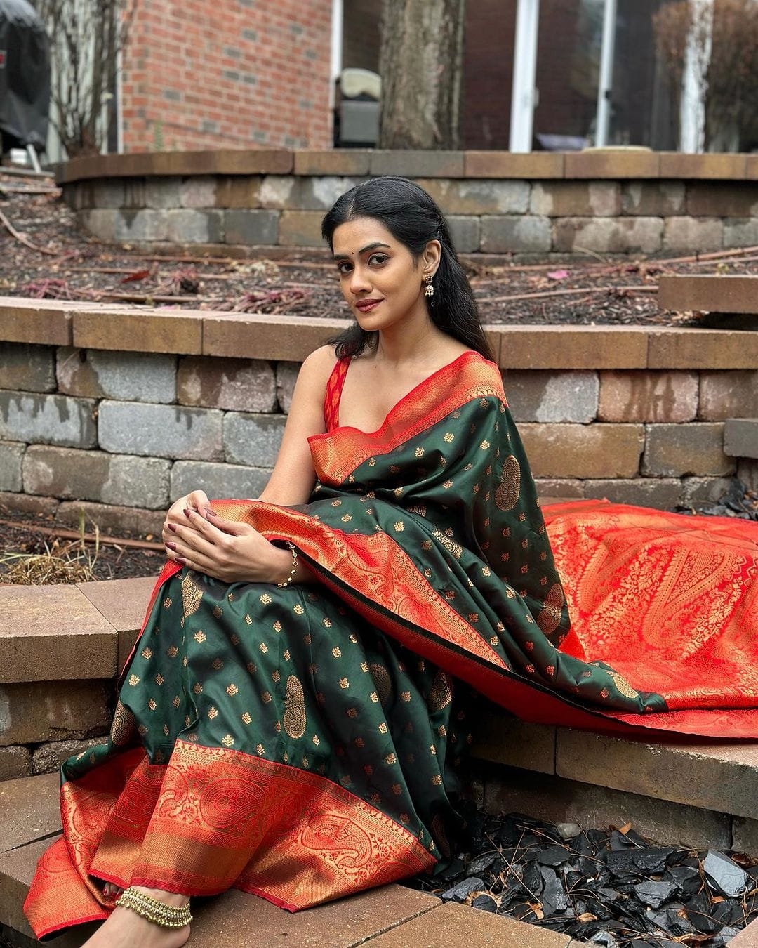 Magnificat Dark Green Soft Silk Saree With Effulgent Blouse Piece