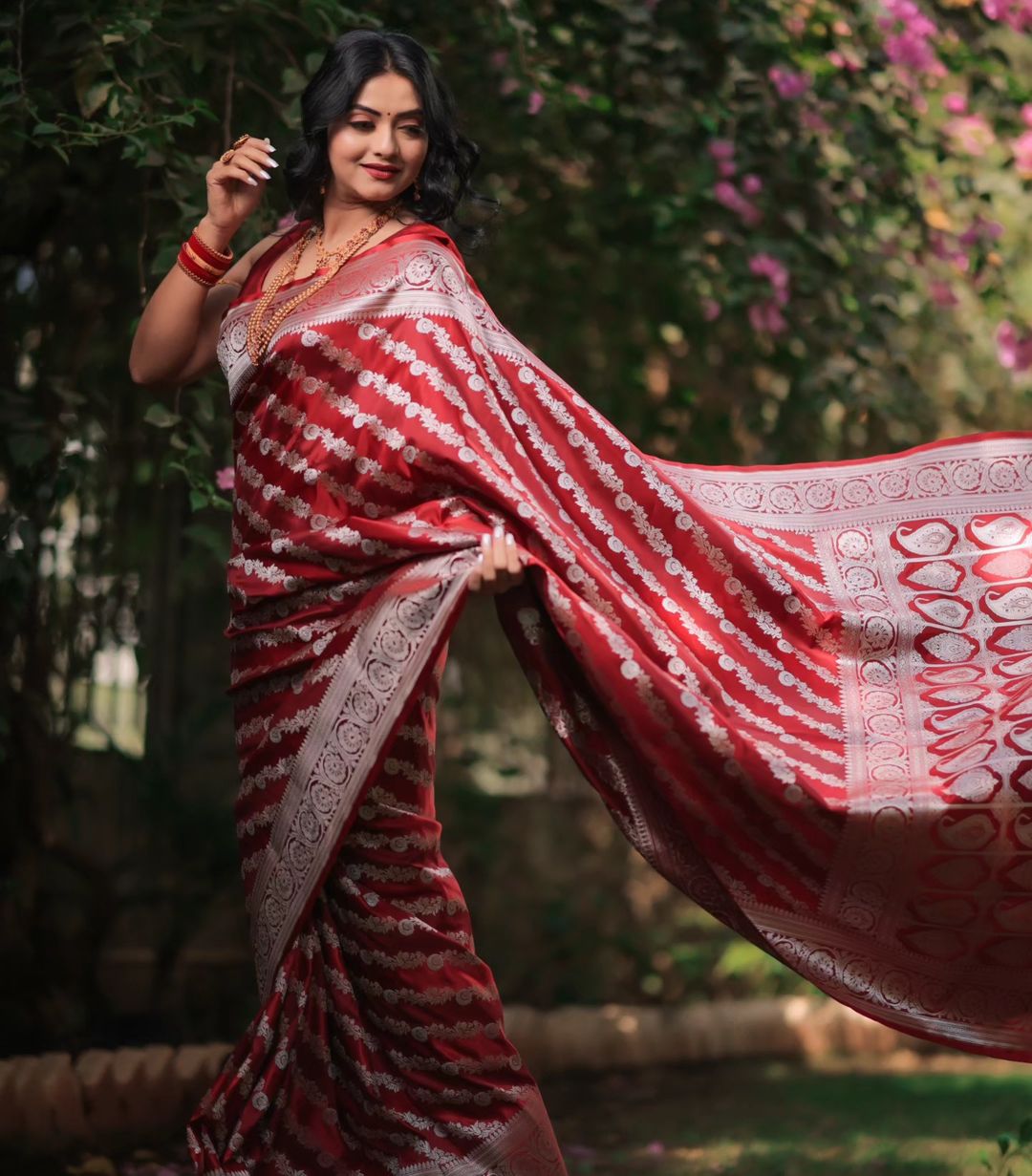 Incredible Red Soft Silk Saree With Redolent Blouse Piece