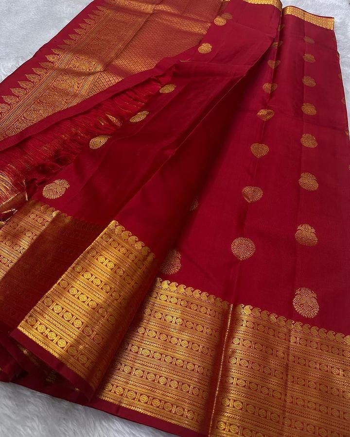 Ideal Red Soft Silk Saree With Comely Blouse Piece