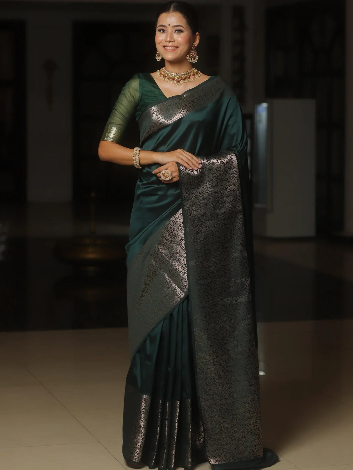 Gratifying Dark Green Soft Silk Saree With Attractive Blouse Piece