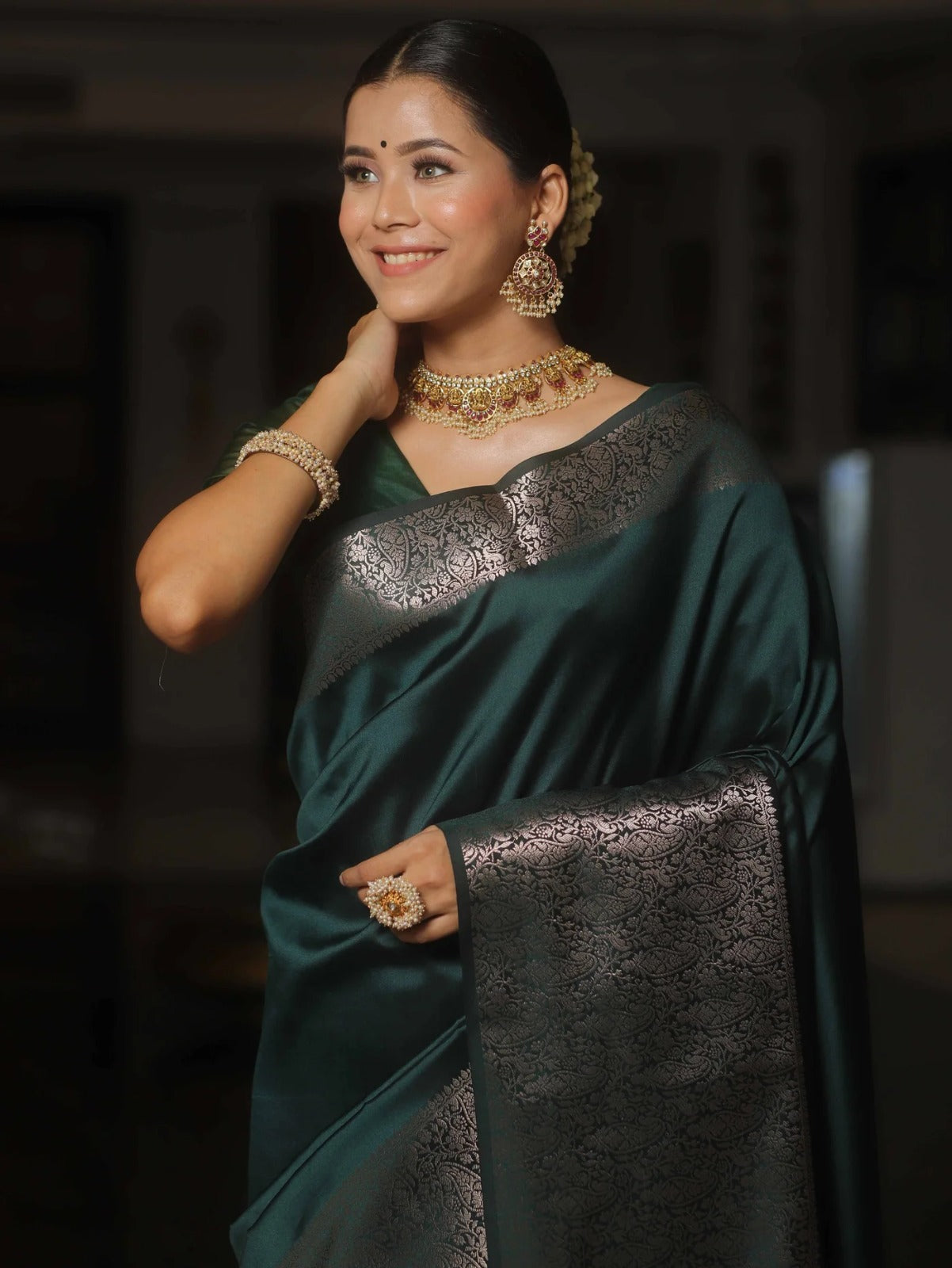 Gratifying Dark Green Soft Silk Saree With Attractive Blouse Piece