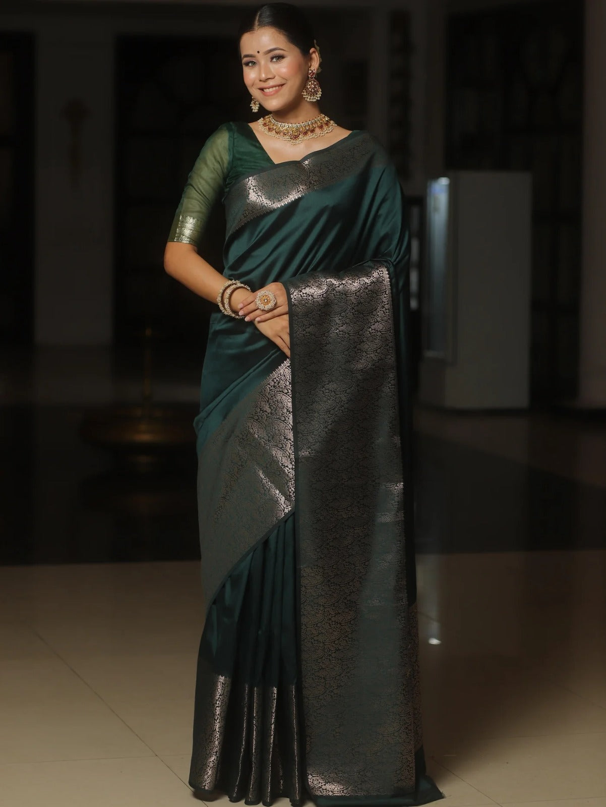 Gratifying Dark Green Soft Silk Saree With Attractive Blouse Piece