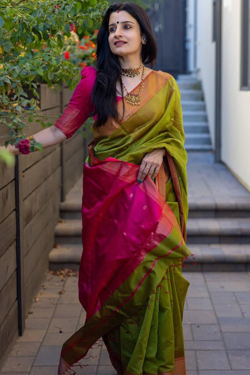 Load image into Gallery viewer, Sizzling Green Soft Silk Saree With Glowing Blouse Piece
