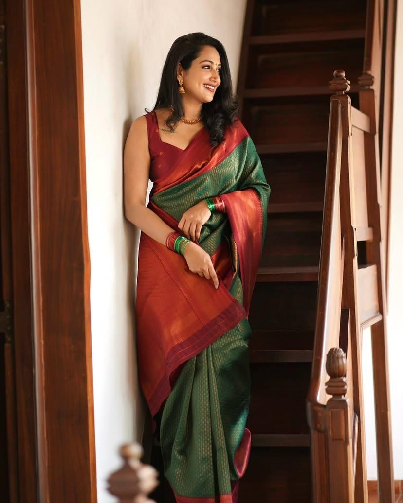 Extraordinary Dark Green Soft Silk Saree With Adorning Blouse Piece