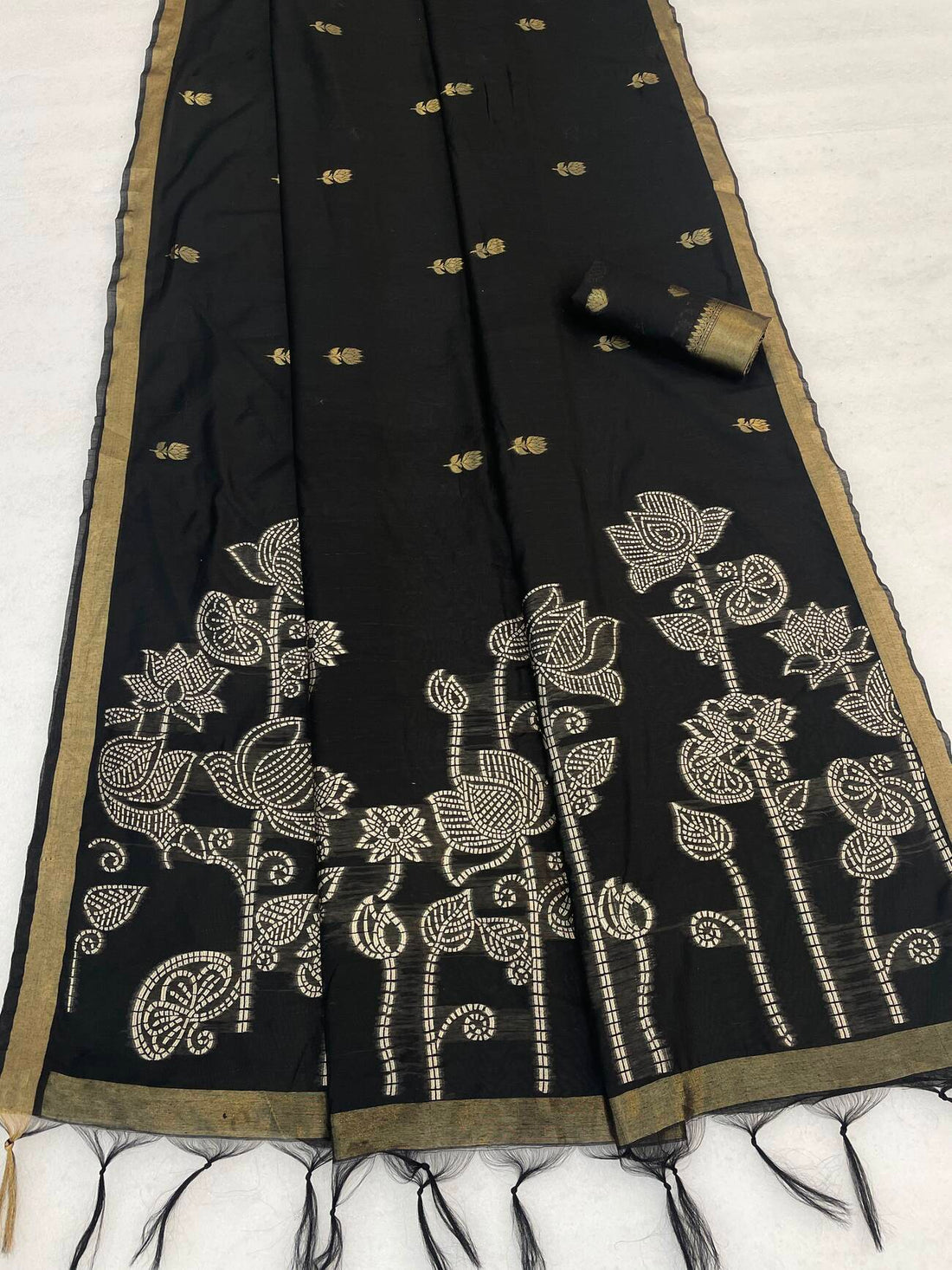 Twirling Black Pure Munga Cotton Silk Saree With Majestic Blouse Piece