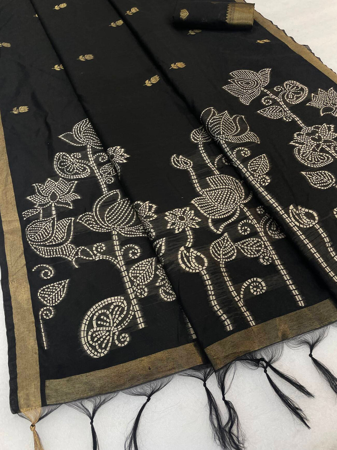 Twirling Black Pure Munga Cotton Silk Saree With Majestic Blouse Piece