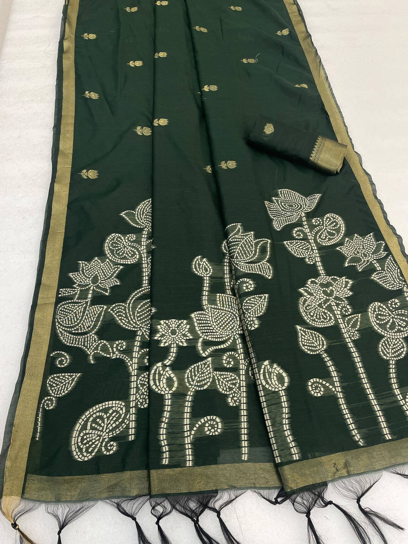 Flameboyant Dark Green Pure Munga Cotton Silk Saree With Eloquence Blouse Piece