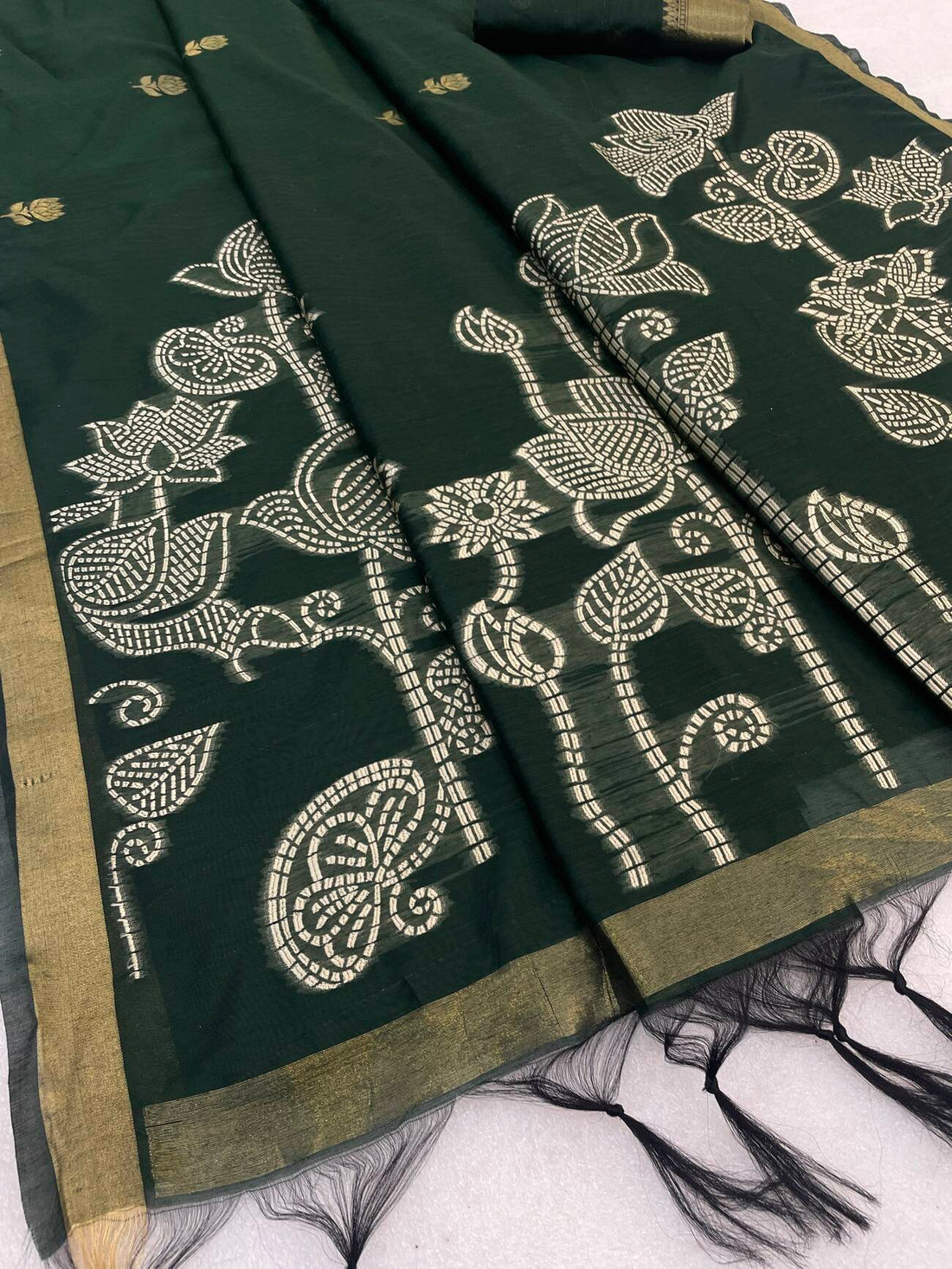 Flameboyant Dark Green Pure Munga Cotton Silk Saree With Eloquence Blouse Piece