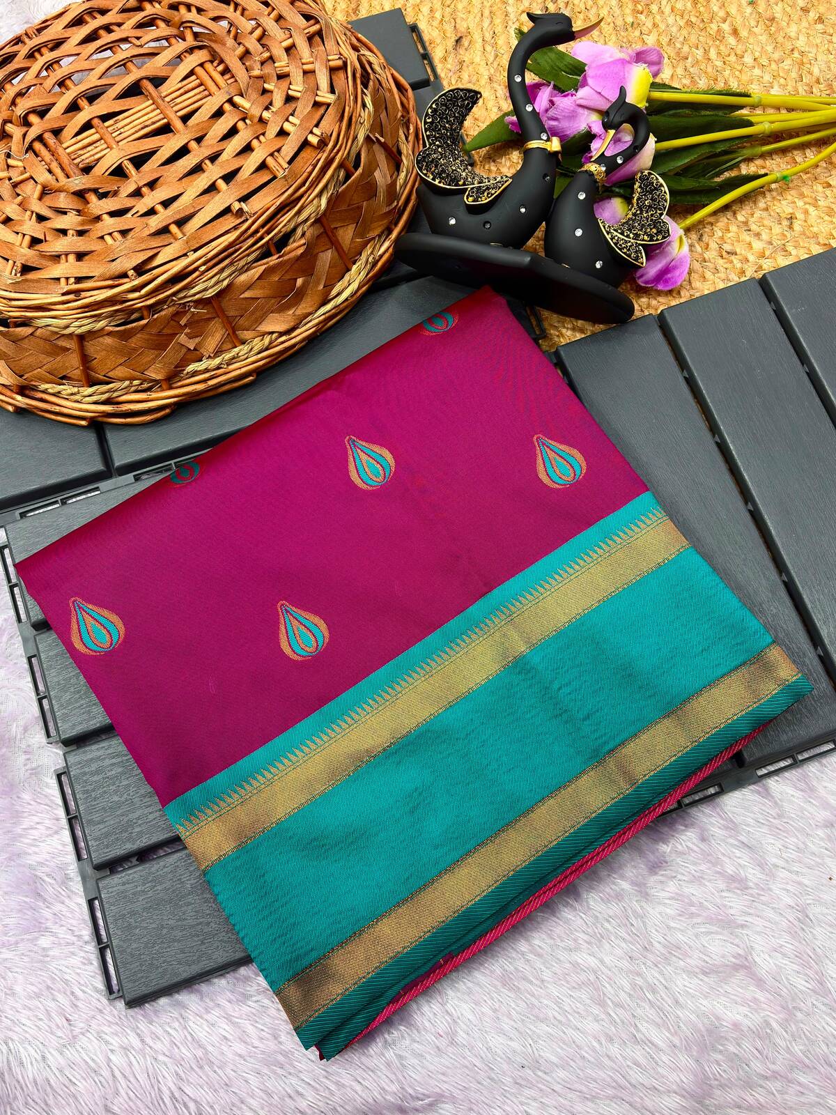 Glamorous Magenta Paithani Silk Saree With Lagniappe Blouse Piece