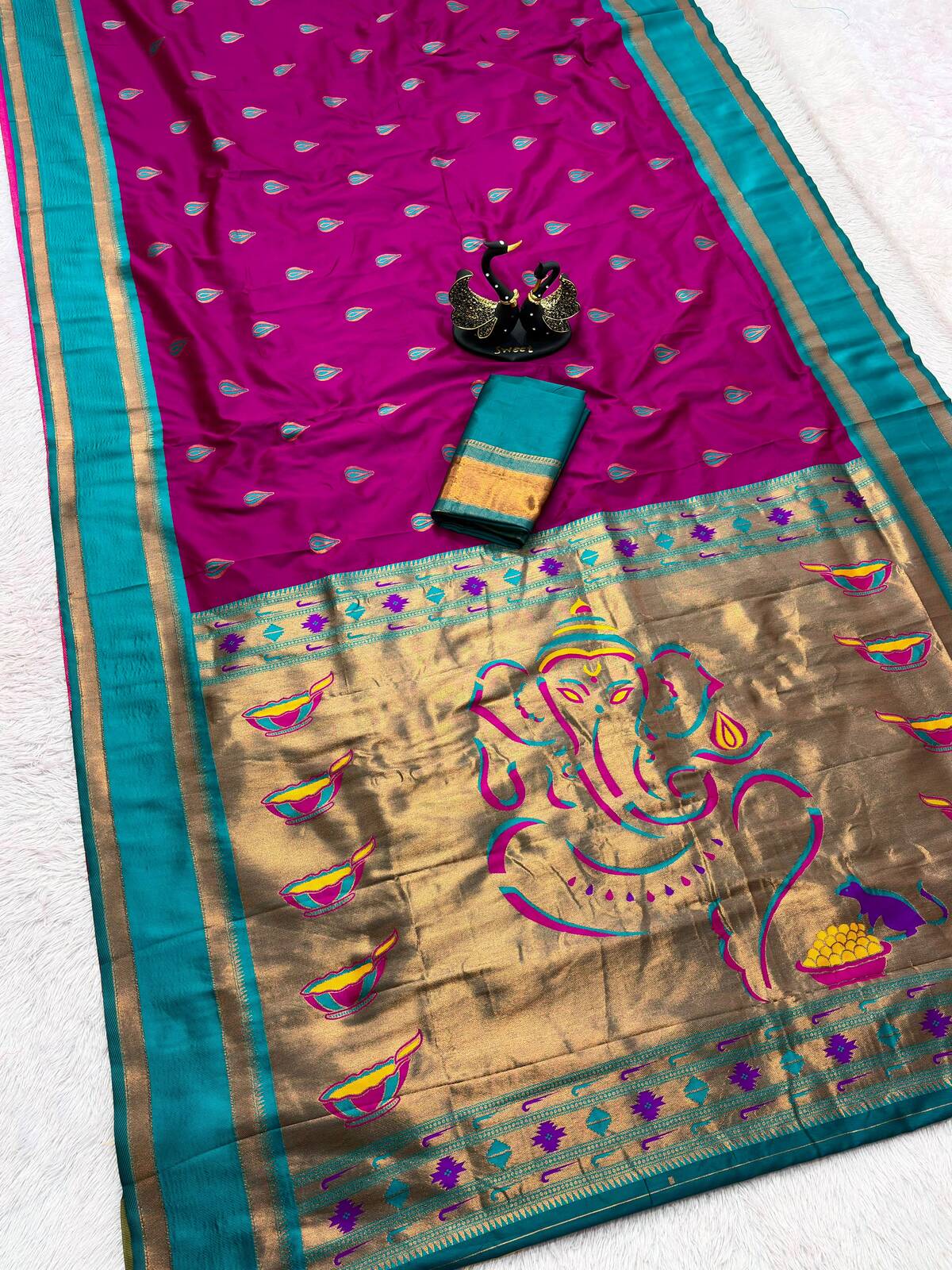 Glamorous Magenta Paithani Silk Saree With Lagniappe Blouse Piece