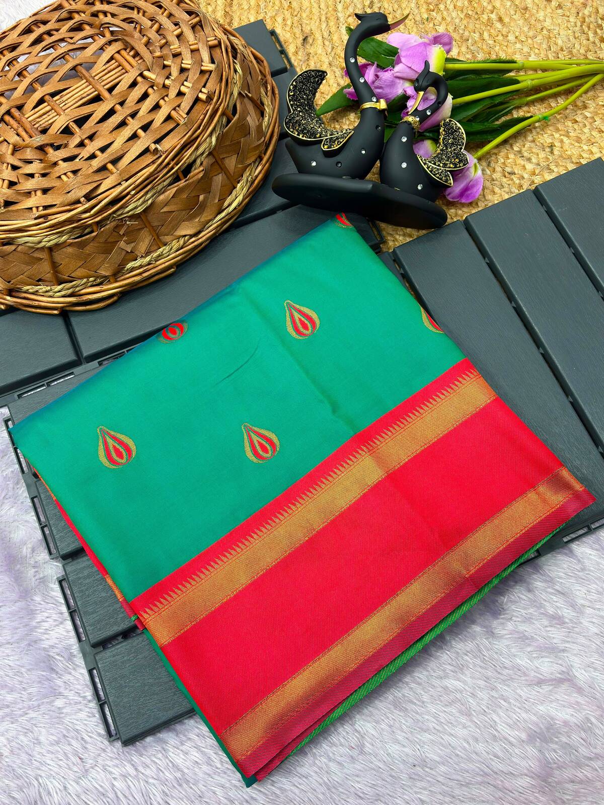 Mellifluous Rama Paithani Silk Saree With Staggering Blouse Piece