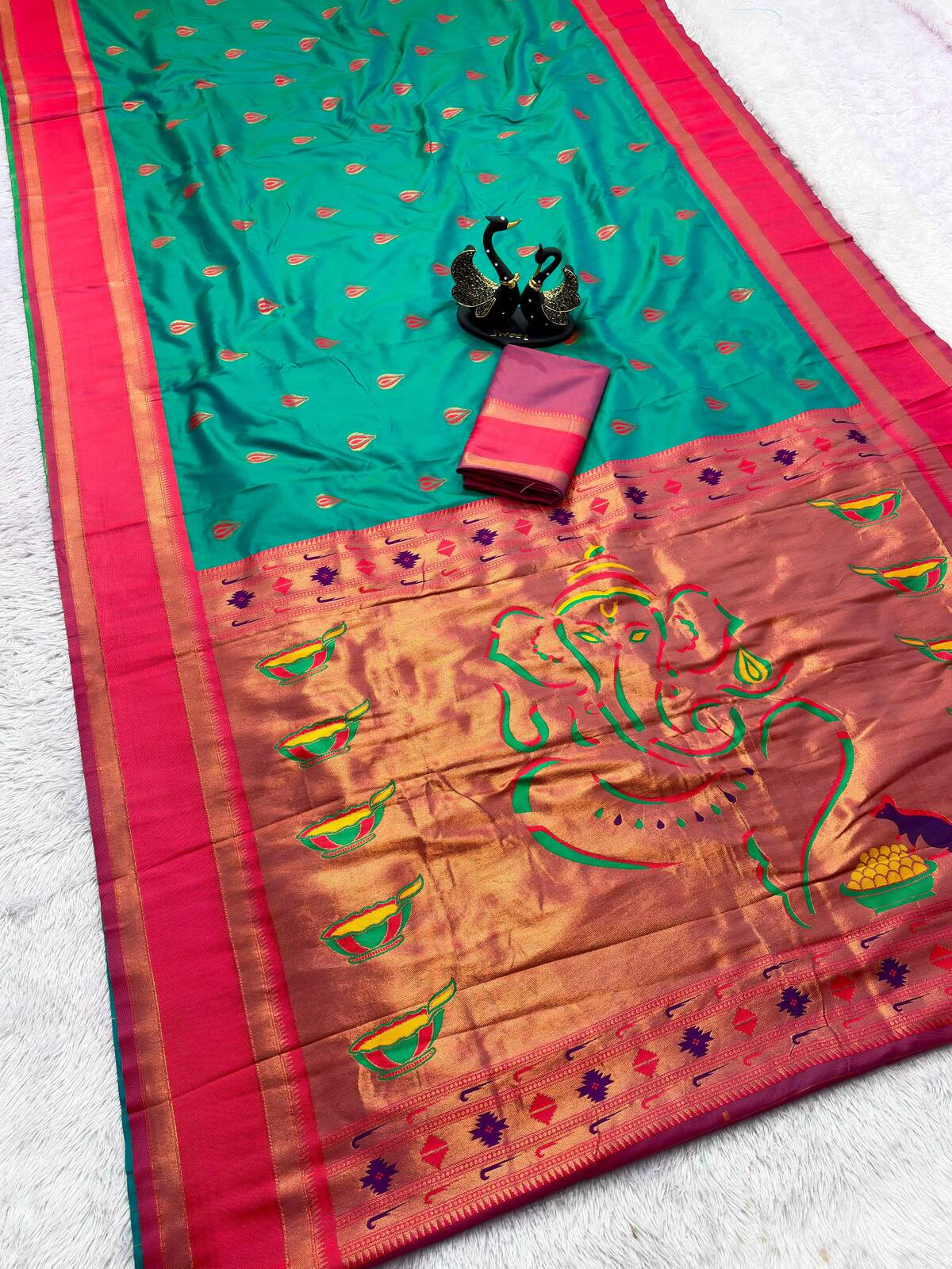 Mellifluous Rama Paithani Silk Saree With Staggering Blouse Piece