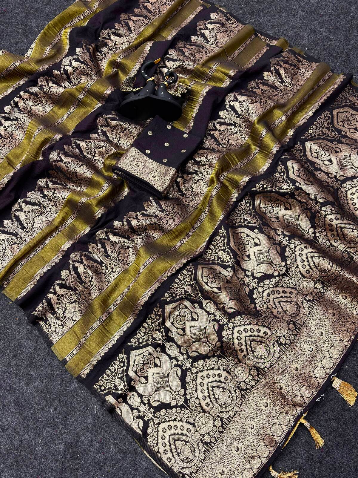 Delectable Black Banarasi Khadi Silk Saree With Amiable Blouse Piece