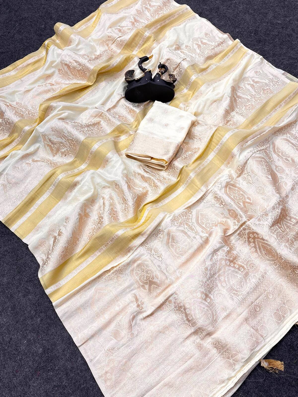 Admirable Off White Banarasi Khadi Silk Saree With Chatoyant Blouse Piece