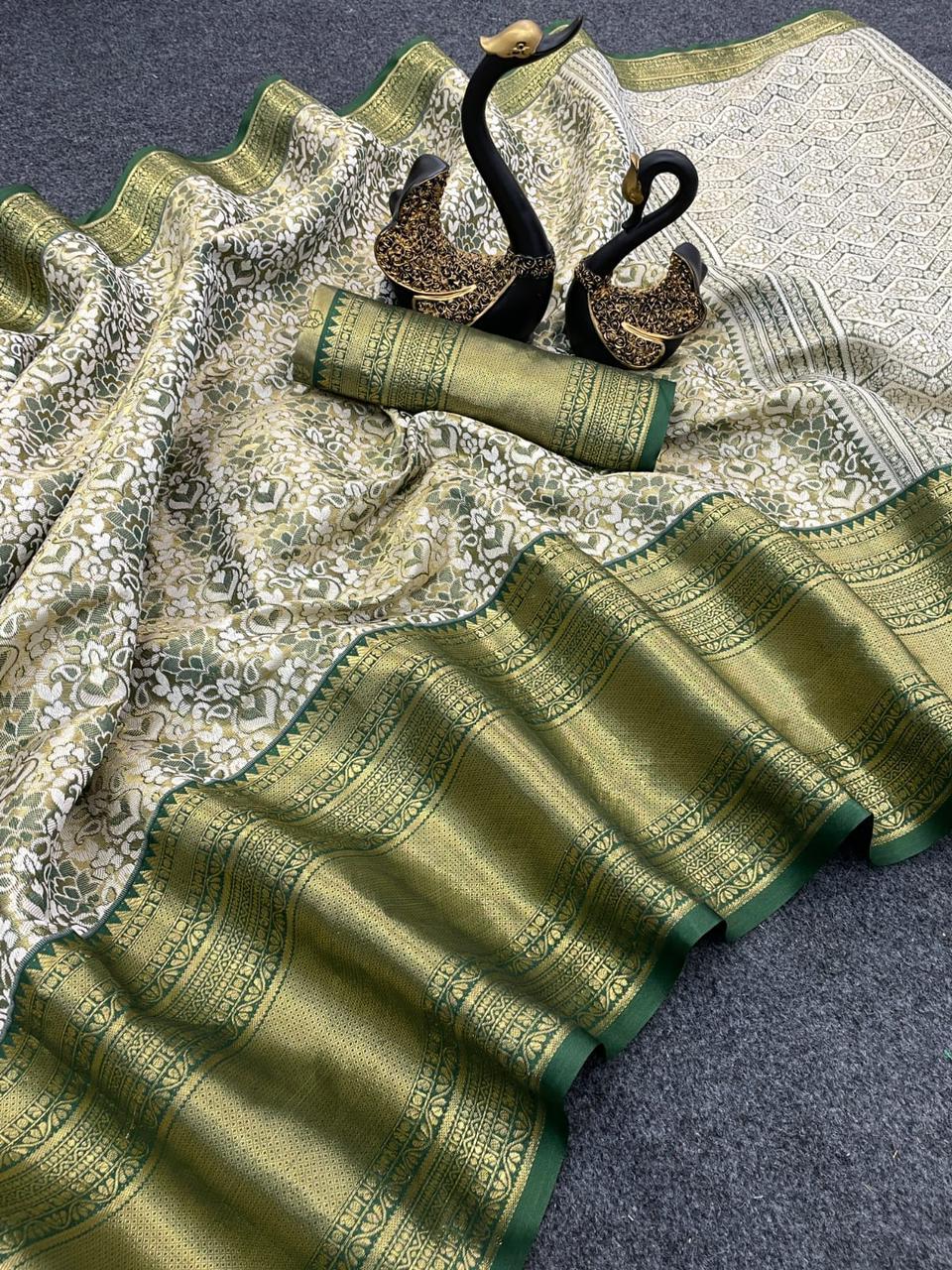 Marvellous Dark Green Kanjivaram Silk Saree With Alluring Blouse Piece