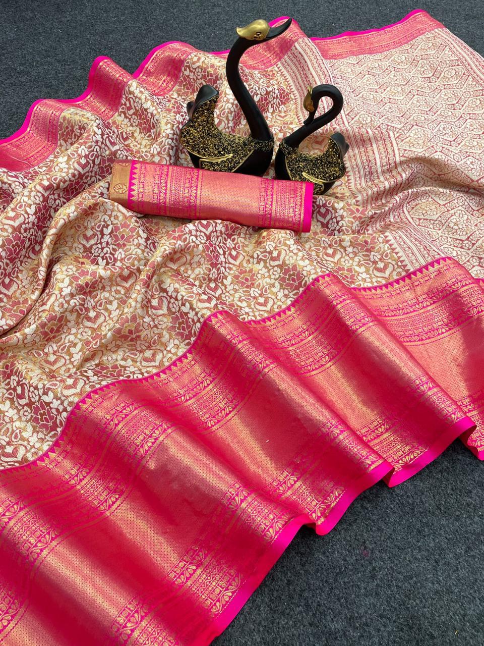 Invaluable Dark Pink Kanjivaram Silk Saree With Staring Blouse Piece