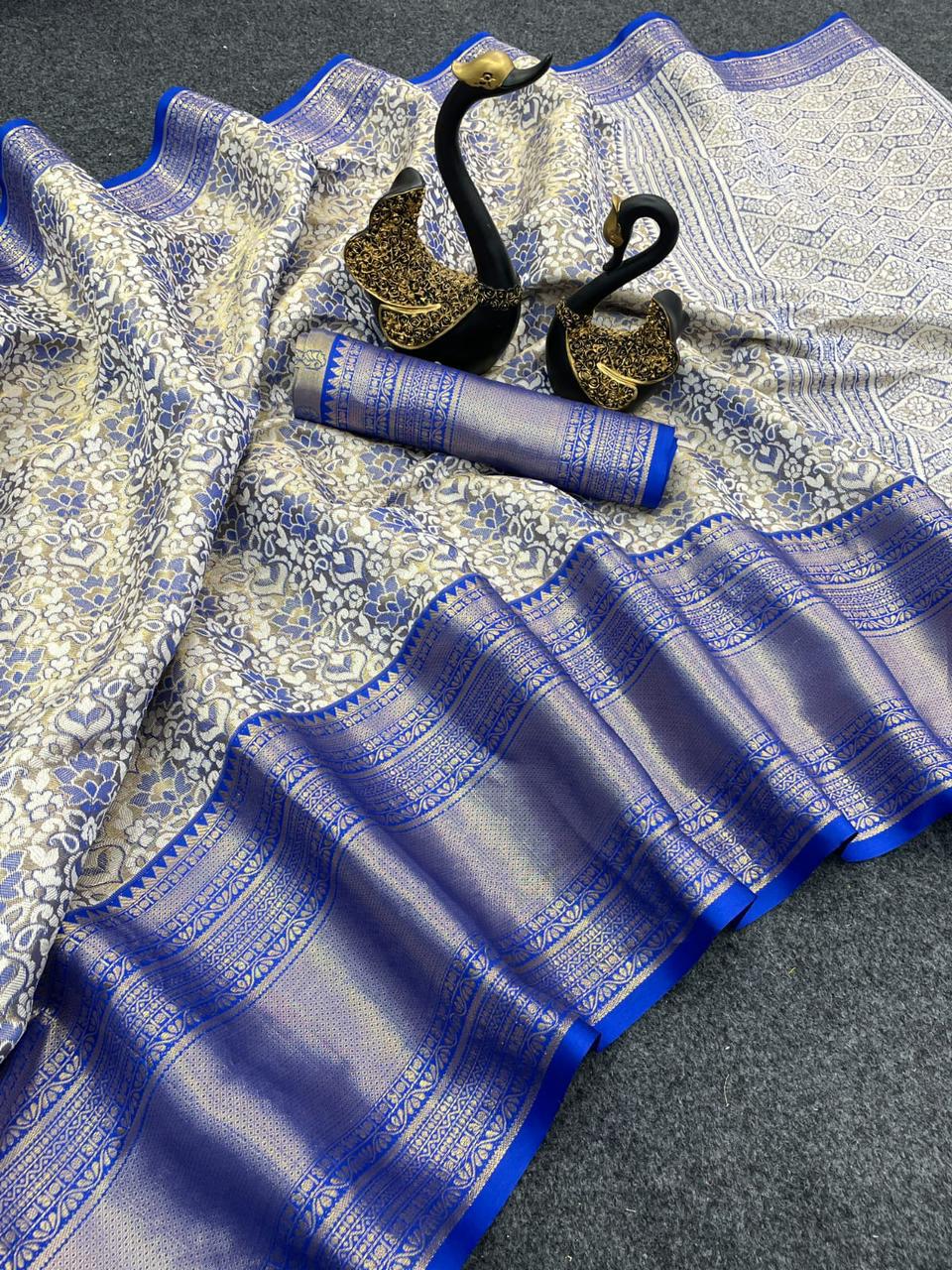 Adorable Royal Blue Kanjivaram Silk Saree With Groovy Blouse Piece