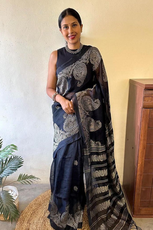 Load image into Gallery viewer, Exquisite Black Cotton Silk Saree With Lustrous Blouse Piece
