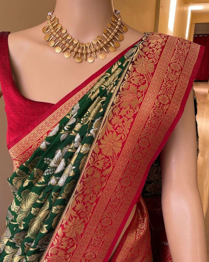 Majestic Dark Green Soft Silk Saree With Ravishing Blouse Piece