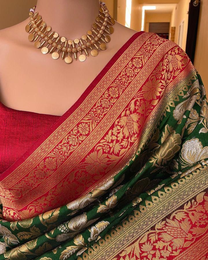 Majestic Dark Green Soft Silk Saree With Ravishing Blouse Piece