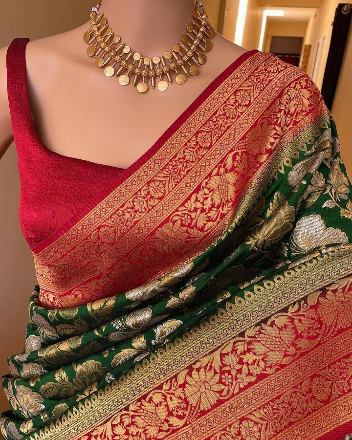 Majestic Dark Green Soft Silk Saree With Ravishing Blouse Piece