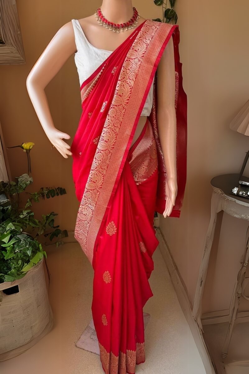 Extraordinary Red Soft Silk Saree With Refreshing Blouse Piece