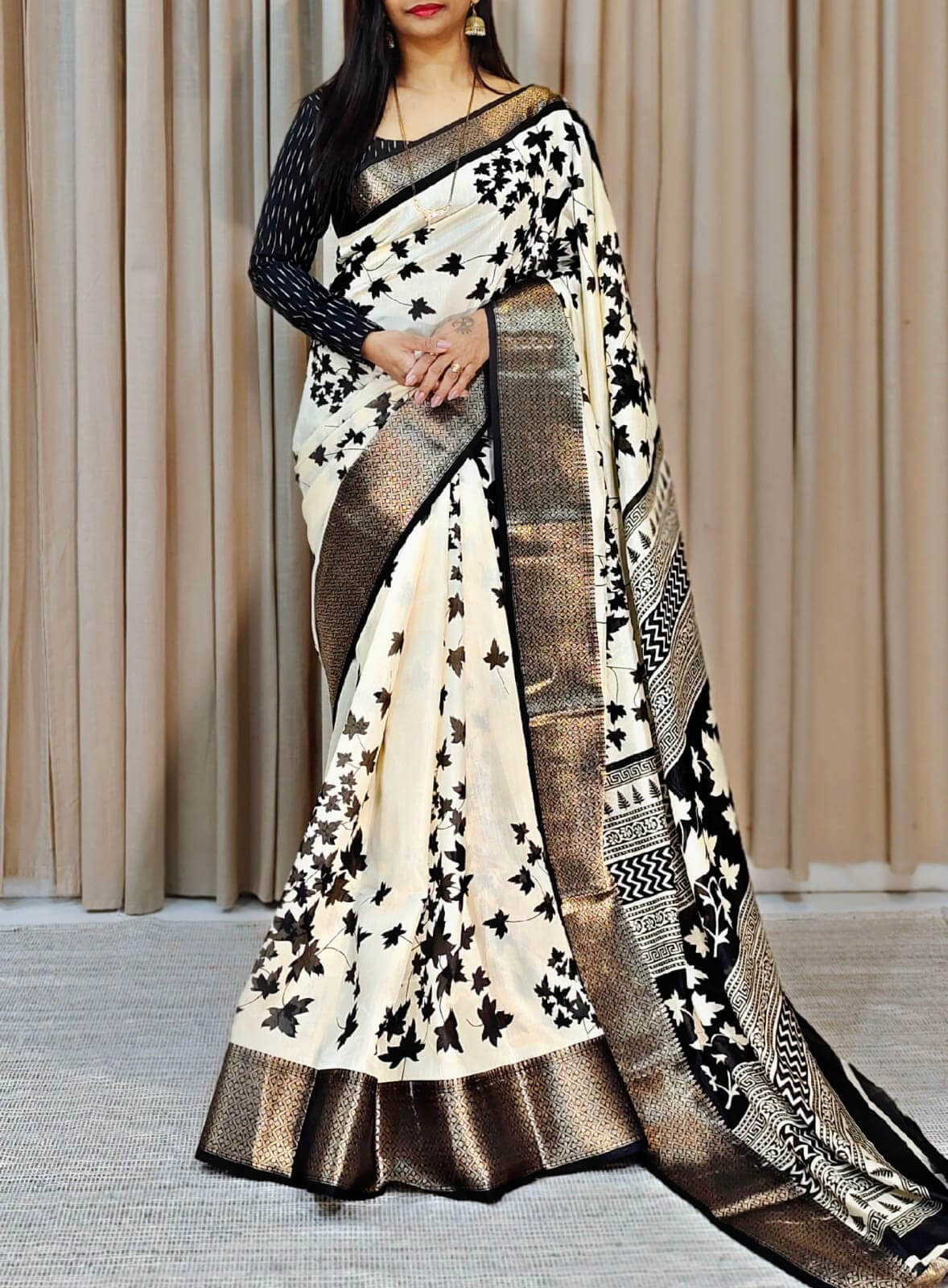 Trendy Off White Digital Printed Soft Silk Saree With Flaunt Blouse Piece