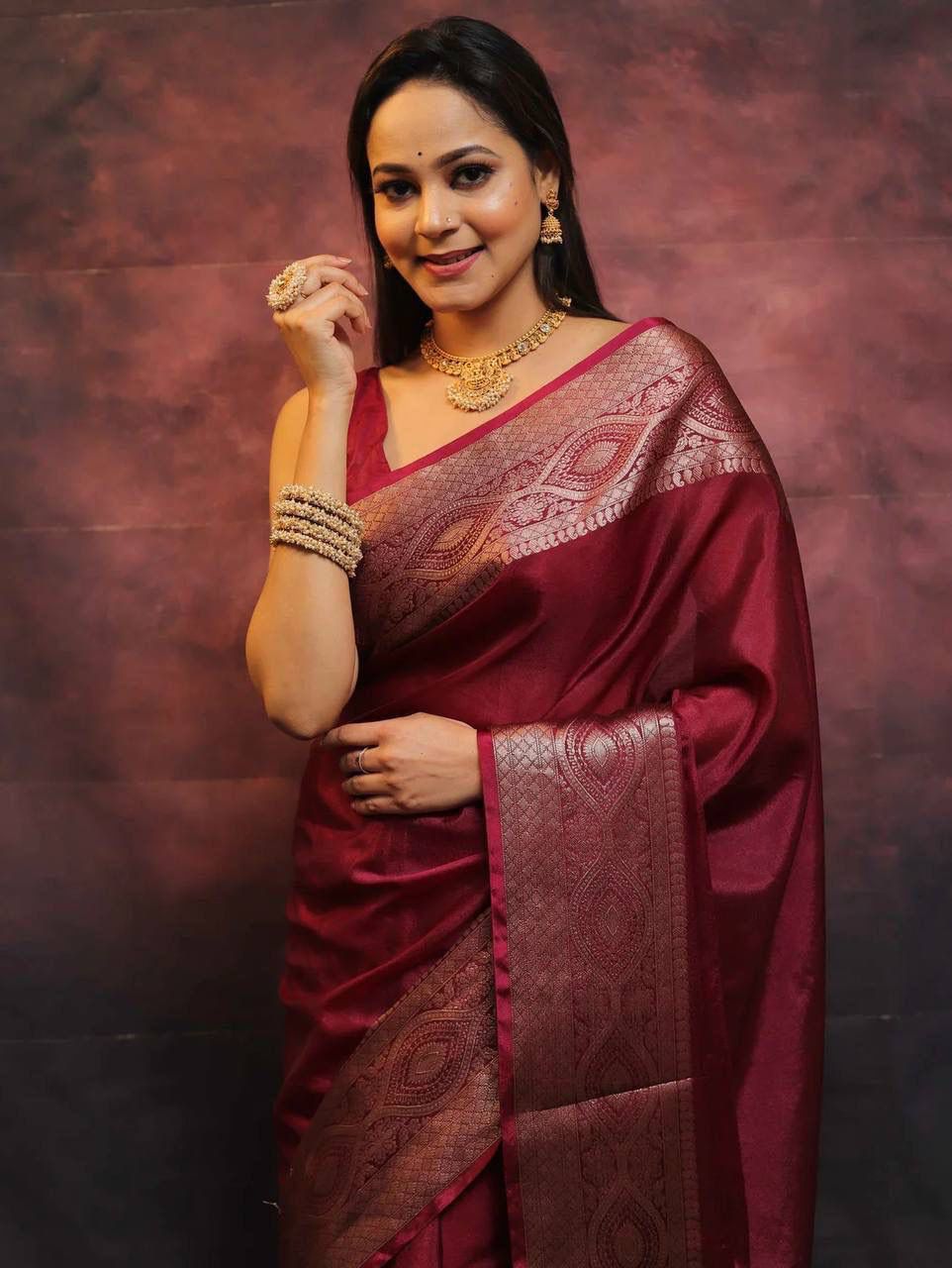 Engrossing Maroon Soft Silk Saree With Inspiring Blouse Piece