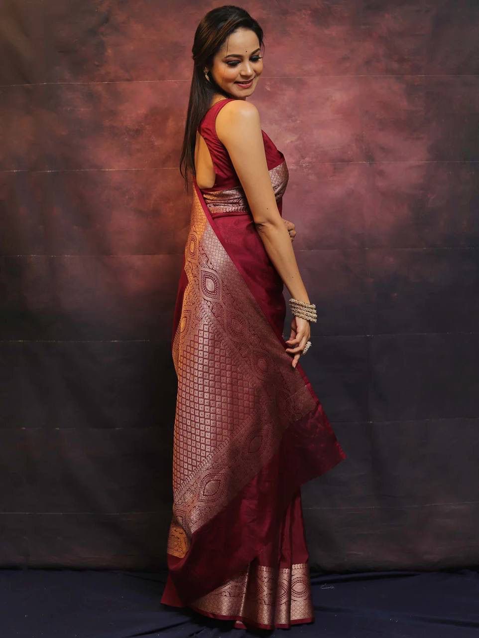 Engrossing Maroon Soft Silk Saree With Inspiring Blouse Piece