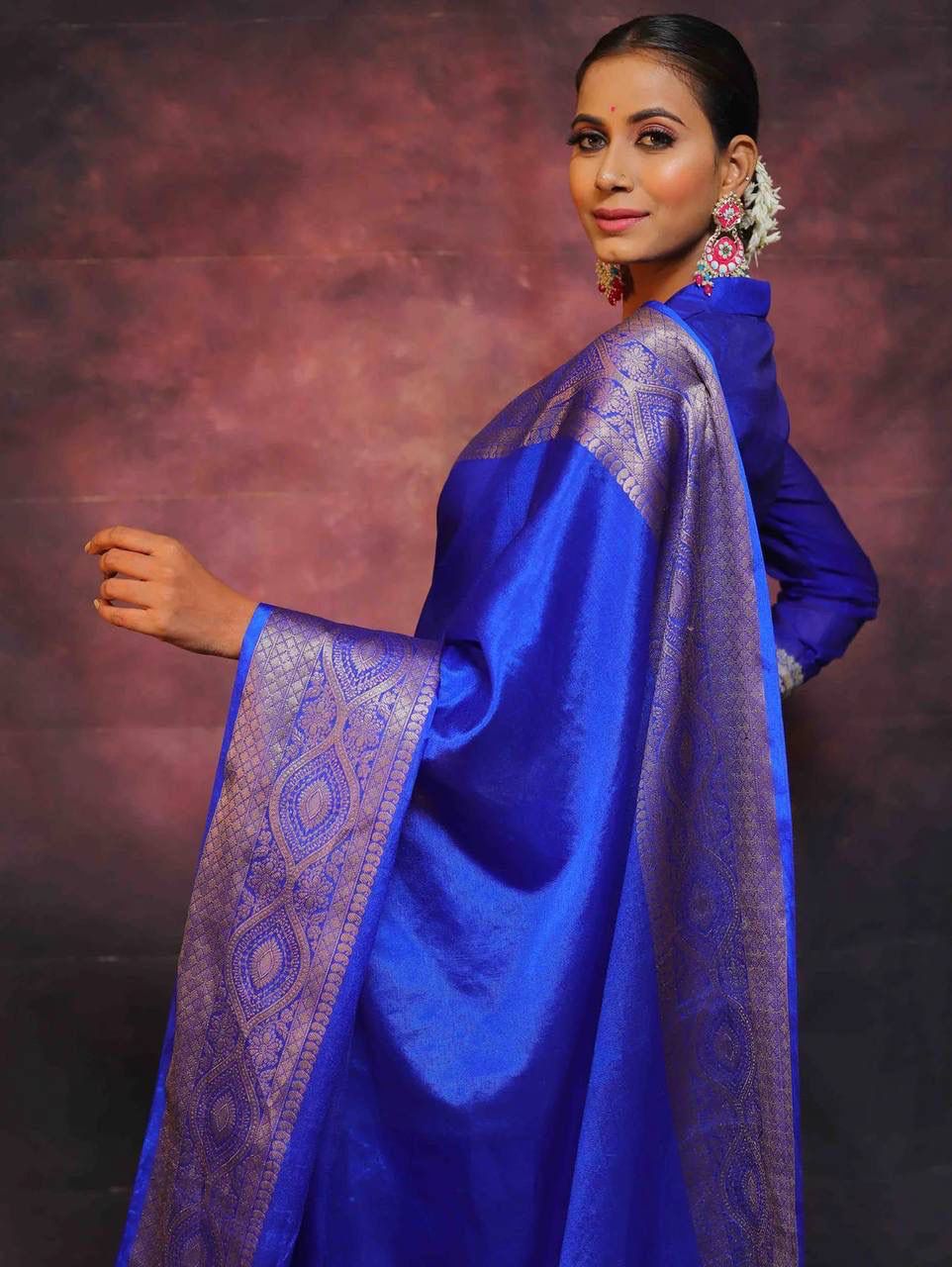 Elegant Royal Blue Soft Silk Saree With Surpassing Blouse Piece