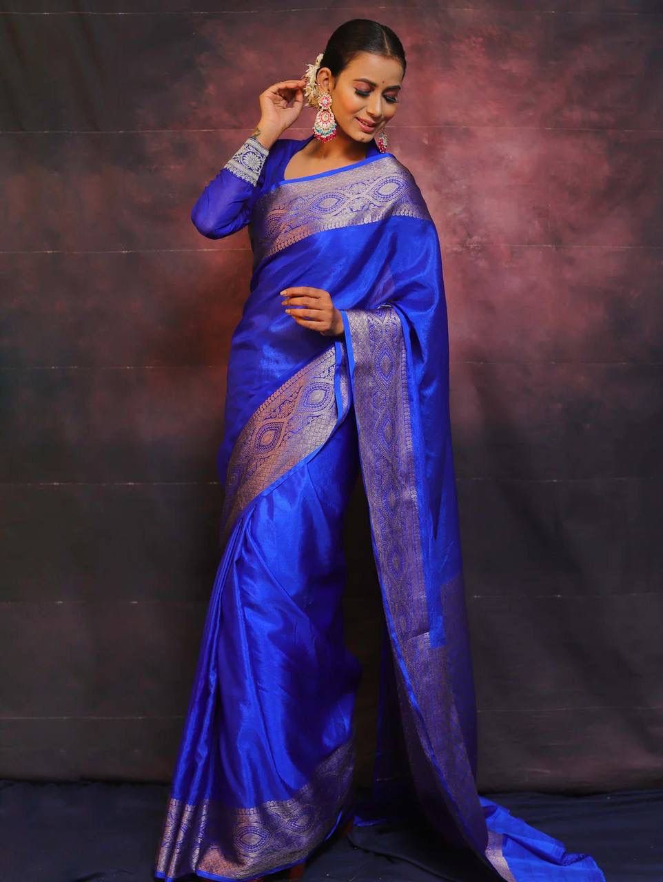 Elegant Royal Blue Soft Silk Saree With Surpassing Blouse Piece