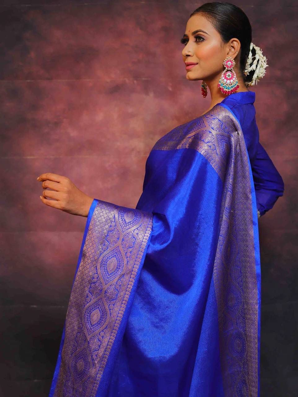 Elegant Royal Blue Soft Silk Saree With Surpassing Blouse Piece