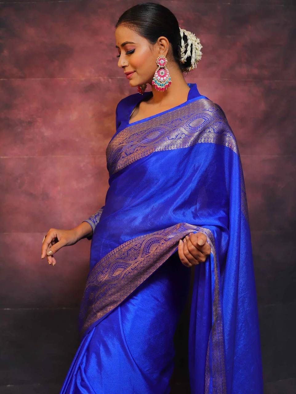 Elegant Royal Blue Soft Silk Saree With Surpassing Blouse Piece