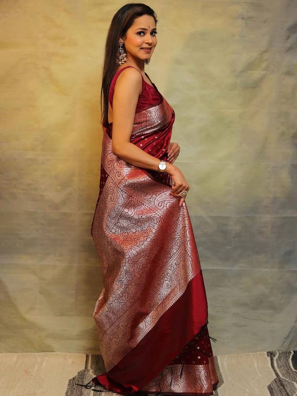 Twirling Maroon Soft Silk Saree With Surpassing Blouse Piece