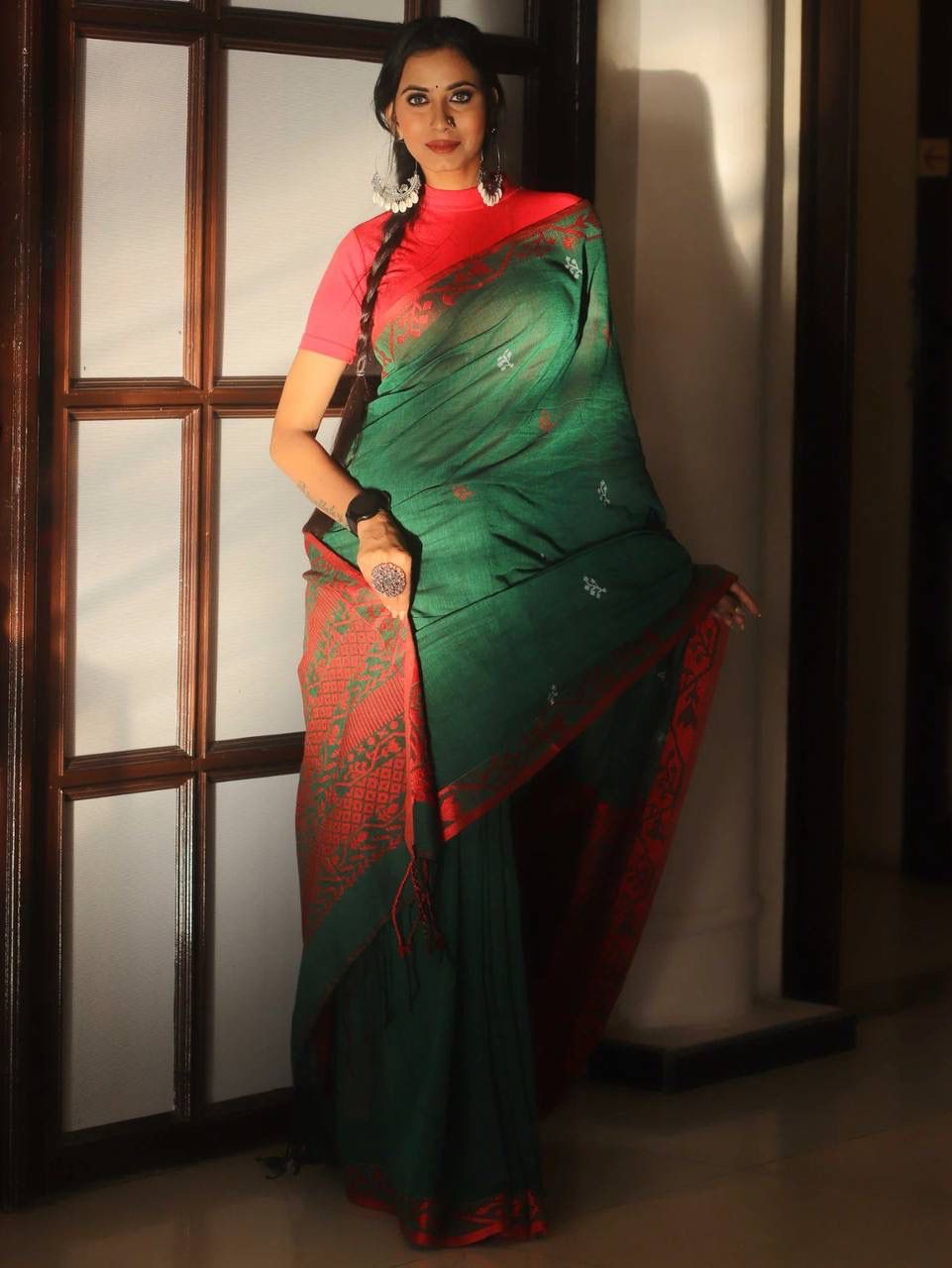 Proficient Green Cotton Silk Saree With Gratifying Blouse Piece