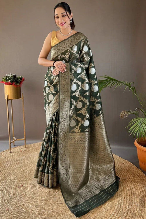 Load image into Gallery viewer, Blissful Dark Green Cotton Silk Saree With Adoring Blouse Piece
