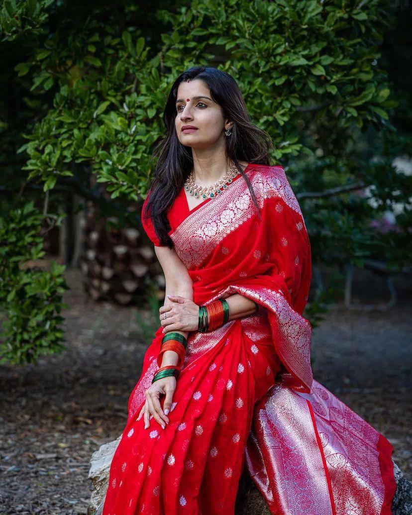 Nebula Red Cotton Silk Saree With Beguiling Blouse Piece