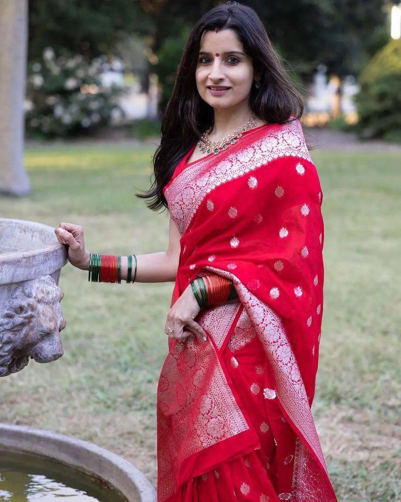 Nebula Red Cotton Silk Saree With Beguiling Blouse Piece