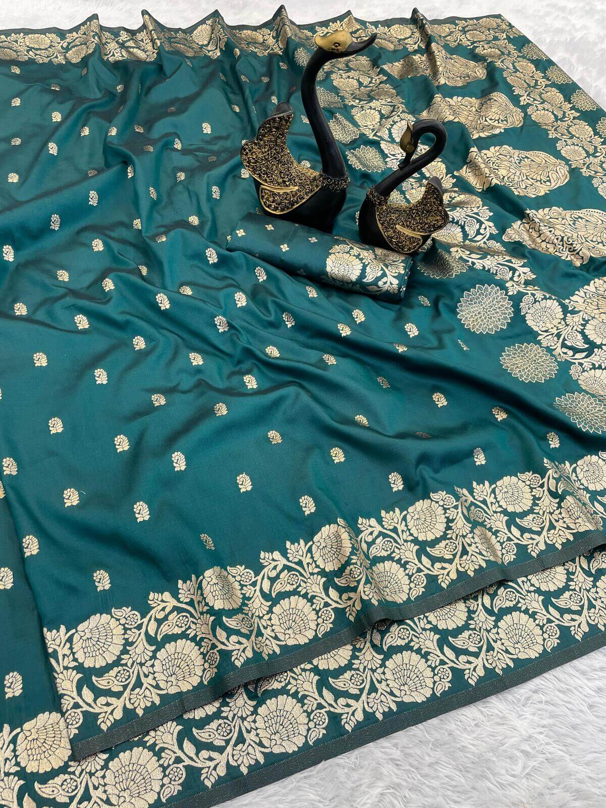 Luminous Rama Soft Banarasi Silk Saree With Resonant Blouse Piece