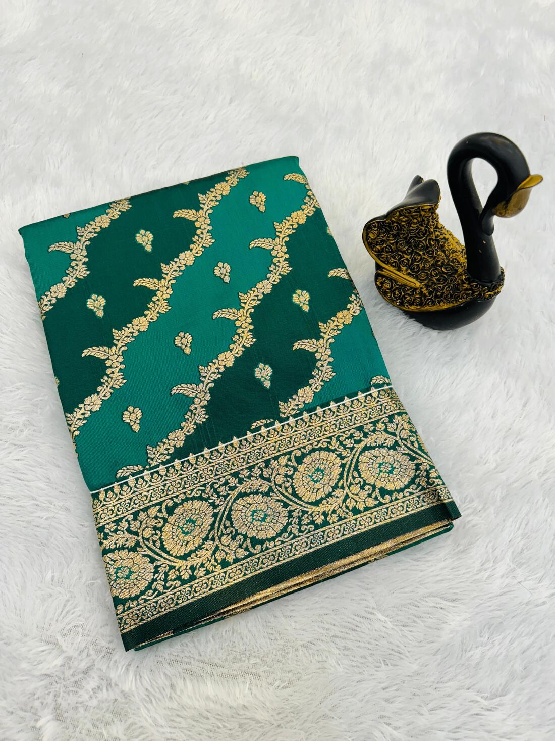 Pulsating Sea Green Soft Banarasi Silk Saree With Snappy Blouse Piece